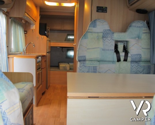 Kentucky Estro 6S: camper usato mansardato su meccanica Ford da 140CV, con letti a castello in coda, dinette avanzata con divano laterale e full optio