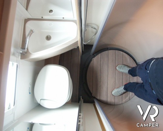 Knaus Boxstar Freeway 630: furgone attrezzato nuovo in Piemonte con letti gemelli in coda e bagno con doccia separabile