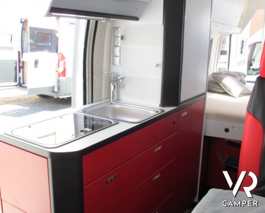 Knaus Boxstar 630 ME Saint & Sinner: nuovo furgonato in versione speciale con colorazioni rosse, e pacchetto sportivo