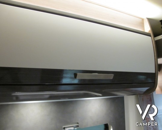 Knaus L!ve Wave 700 MEG: camper semintegrale nuovo con letti gemelli in coda, letto basculante, ampia dinette e frigo grande con freezer