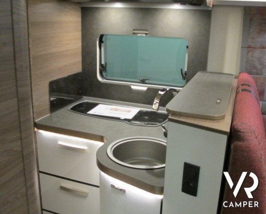 Knaus L!ve Wave 700 MEG: camper semintegrale nuovo con letti gemelli in coda, letto basculante, ampia dinette e frigo grande con freezer