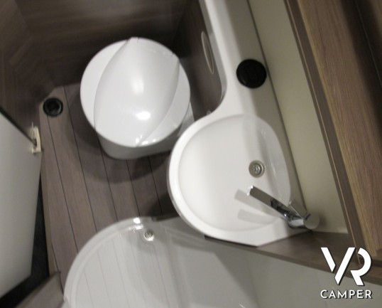 Knaus L!ve Wave 700 MEG: camper semintegrale nuovo con letti gemelli in coda, letto basculante, ampia dinette e frigo grande con freezer