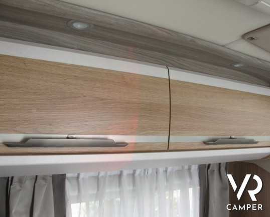 Knaus Sky TI 590 MF: semintegrale compatto per 2 persone, 4 omologato, con letto posteriore alla francese e ampia dinette