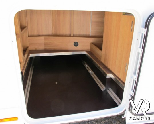 Knaus Sky TI 590 MF: semintegrale compatto per 2 persone, 4 omologato, con letto posteriore alla francese e ampia dinette