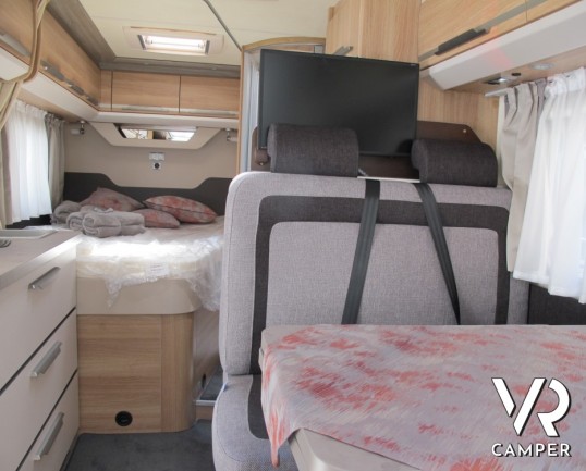 Knaus Sky TI 590 MF: semintegrale compatto per 2 persone, 4 omologato, con letto posteriore alla francese e ampia dinette