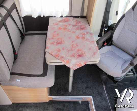 Knaus Sky TI 590 MF: semintegrale compatto per 2 persone, 4 omologato, con letto posteriore alla francese e ampia dinette