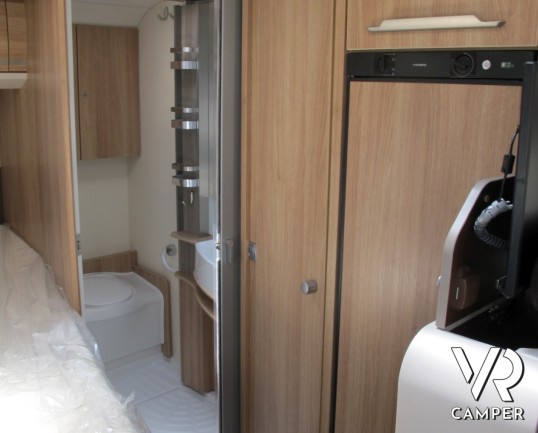 Knaus Sky TI 590 MF: semintegrale compatto per 2 persone, 4 omologato, con letto posteriore alla francese e ampia dinette