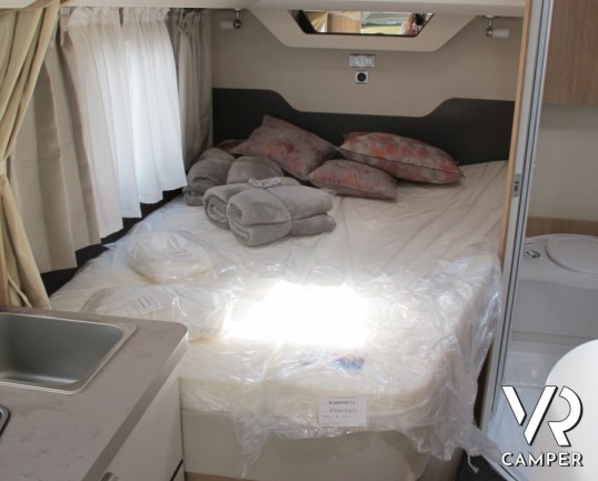 Knaus Sky TI 590 MF: semintegrale compatto per 2 persone, 4 omologato, con letto posteriore alla francese e ampia dinette