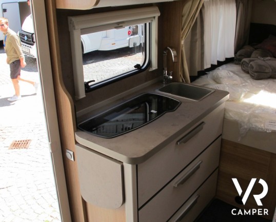 Knaus Sky TI 590 MF: semintegrale compatto per 2 persone, 4 omologato, con letto posteriore alla francese e ampia dinette