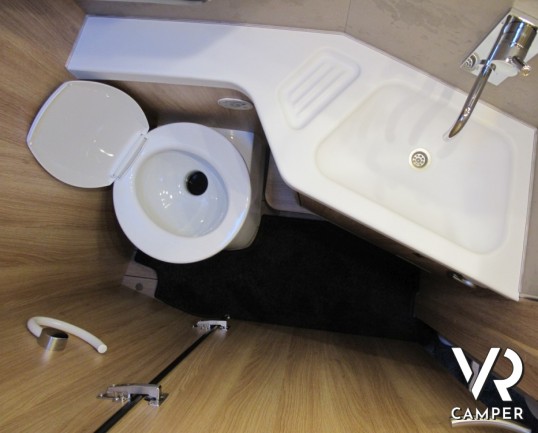 Knaus Sky TI 700 MEG: semintegrale nuovo Knaus con letti gemelli in coda, ampio garage per lo scooter