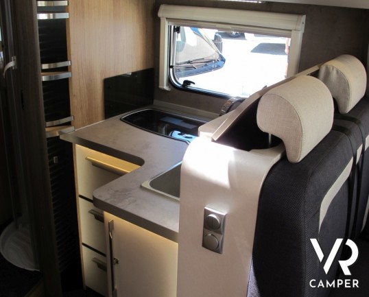 Knaus Sky TI 700 MEG: semintegrale nuovo Knaus con letti gemelli in coda, ampio garage per lo scooter