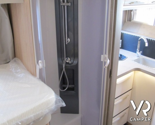 Knaus Sky TI 700 MEG: semintegrale nuovo Knaus con letti gemelli in coda, ampio garage per lo scooter