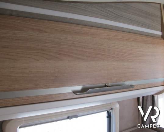 Knaus Sky Wave 700 MEG: semintegrale con ampia dinette, bagno e doccia separati, letti gemelli in coda e letto basculante per avere 4 posti letto