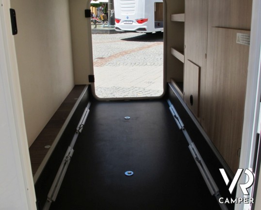 Knaus Sky Wave 700 MEG: semintegrale con ampia dinette, bagno e doccia separati, letti gemelli in coda e letto basculante per avere 4 posti letto