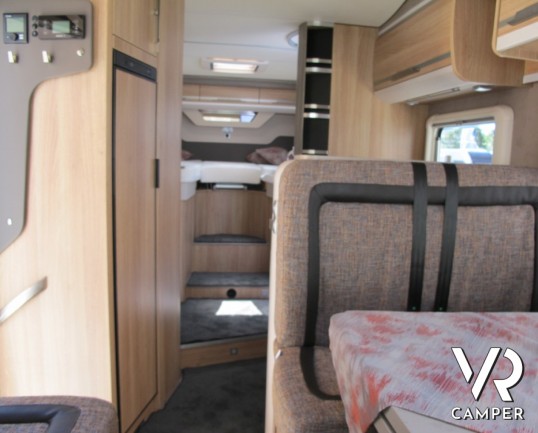 Knaus Sky Wave 700 MEG: semintegrale con ampia dinette, bagno e doccia separati, letti gemelli in coda e letto basculante per avere 4 posti letto