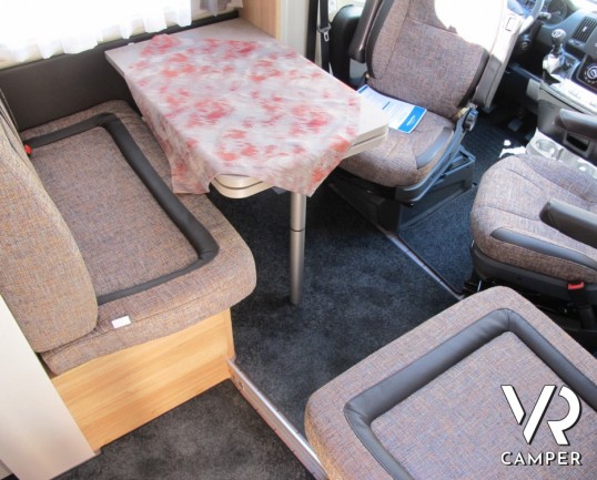 Knaus Sky Wave 700 MEG: semintegrale con ampia dinette, bagno e doccia separati, letti gemelli in coda e letto basculante per avere 4 posti letto