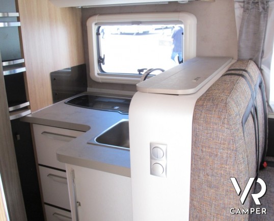 Knaus Sky Wave 700 MEG: semintegrale con ampia dinette, bagno e doccia separati, letti gemelli in coda e letto basculante per avere 4 posti letto