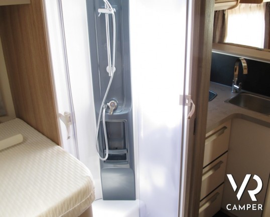 Knaus Sky Wave 700 MEG: semintegrale con ampia dinette, bagno e doccia separati, letti gemelli in coda e letto basculante per avere 4 posti letto