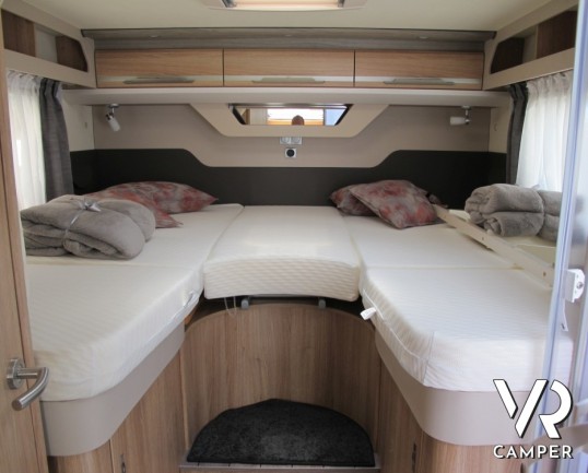 Knaus Sky Wave 700 MEG: semintegrale con ampia dinette, bagno e doccia separati, letti gemelli in coda e letto basculante per avere 4 posti letto