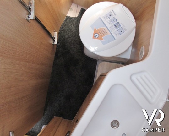 Knaus Sky Wave 700 MEG: semintegrale con ampia dinette, bagno e doccia separati, letti gemelli in coda e letto basculante per avere 4 posti letto