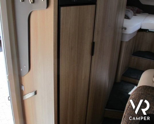 Knaus Sky Wave 700 MEG: semintegrale con ampia dinette, bagno e doccia separati, letti gemelli in coda e letto basculante per avere 4 posti letto