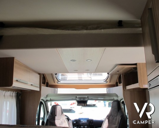 Knaus Sky Wave 700 MEG: semintegrale con ampia dinette, bagno e doccia separati, letti gemelli in coda e letto basculante per avere 4 posti letto