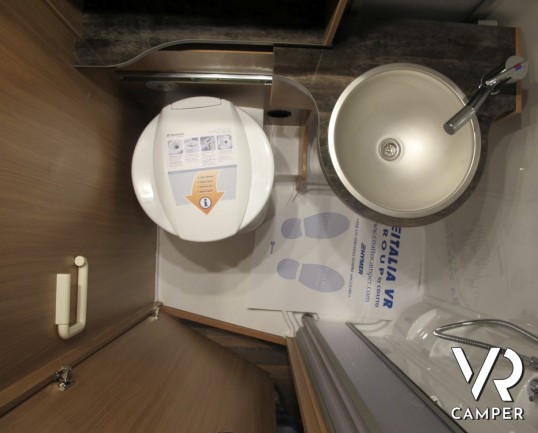 Knaus Sky Wave 650 MG: camper semintegrale nuovo Knaus a Torino con garage e letto basculante sotto i 7 metri di lunghezza.