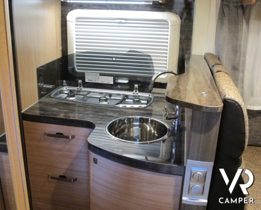 Knaus Sky Wave 650 MG: camper semintegrale nuovo Knaus a Torino con garage e letto basculante sotto i 7 metri di lunghezza.