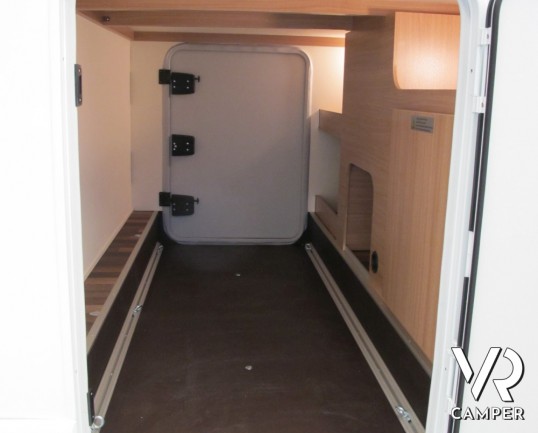 Knaus Sky Wave 700 MEG: camper nuovo semintegrale con letti gemelli posteriori, garage, e letto basculante, omologato 4 posti