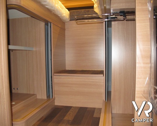 Knaus Sky Wave 700 MEG: camper nuovo semintegrale con letti gemelli posteriori, garage, e letto basculante, omologato 4 posti