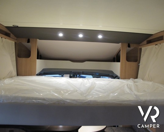 Knaus Sky Wave 700 MEG: camper nuovo semintegrale con letti gemelli posteriori, garage, e letto basculante, omologato 4 posti