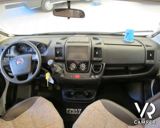 Knaus Sky Wave 700 MEG: camper nuovo semintegrale con letti gemelli posteriori, garage, e letto basculante, omologato 4 posti