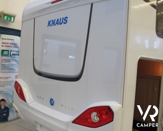Knaus Sky Wave 700 MEG: camper nuovo semintegrale con letti gemelli posteriori, garage, e letto basculante, omologato 4 posti
