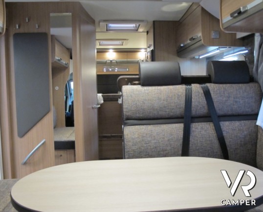 Knaus Sky Wave 700 MEG: camper nuovo semintegrale con letti gemelli posteriori, garage, e letto basculante, omologato 4 posti