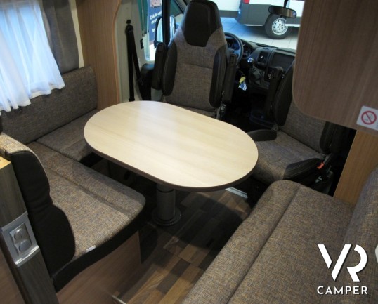 Knaus Sky Wave 700 MEG: camper nuovo semintegrale con letti gemelli posteriori, garage, e letto basculante, omologato 4 posti