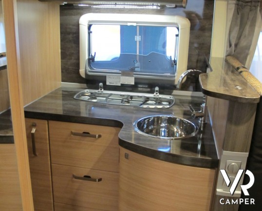 Knaus Sky Wave 700 MEG: camper nuovo semintegrale con letti gemelli posteriori, garage, e letto basculante, omologato 4 posti