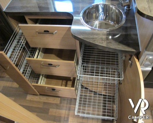 Knaus Sky Wave 700 MEG: camper nuovo semintegrale con letti gemelli posteriori, garage, e letto basculante, omologato 4 posti