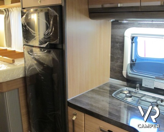 Knaus Sky Wave 700 MEG: camper nuovo semintegrale con letti gemelli posteriori, garage, e letto basculante, omologato 4 posti