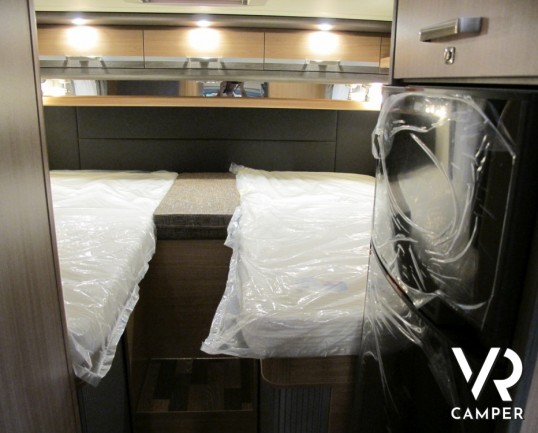 Knaus Sky Wave 700 MEG: camper nuovo semintegrale con letti gemelli posteriori, garage, e letto basculante, omologato 4 posti