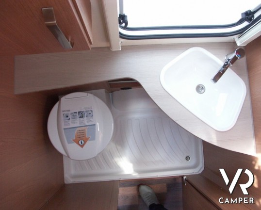 Knaus Sport 400 LK: caravan compatta e leggera 4 posti letto con letti a castello in coda e dinette anteriore