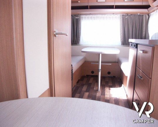 Knaus Sport 400 LK: caravan compatta e leggera 4 posti letto con letti a castello in coda e dinette anteriore