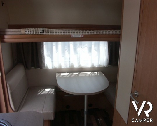 Knaus Sport 400 LK: caravan compatta e leggera 4 posti letto con letti a castello in coda e dinette anteriore