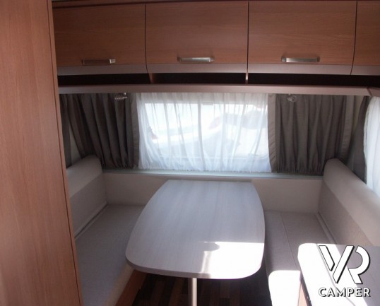 Knaus Sport 400 LK: caravan compatta e leggera 4 posti letto con letti a castello in coda e dinette anteriore