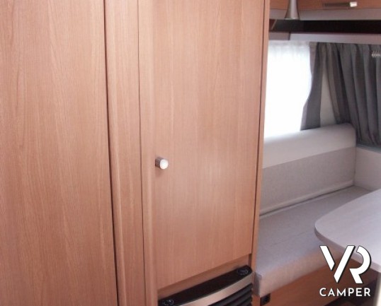 Knaus Sport 400 LK: caravan compatta e leggera 4 posti letto con letti a castello in coda e dinette anteriore