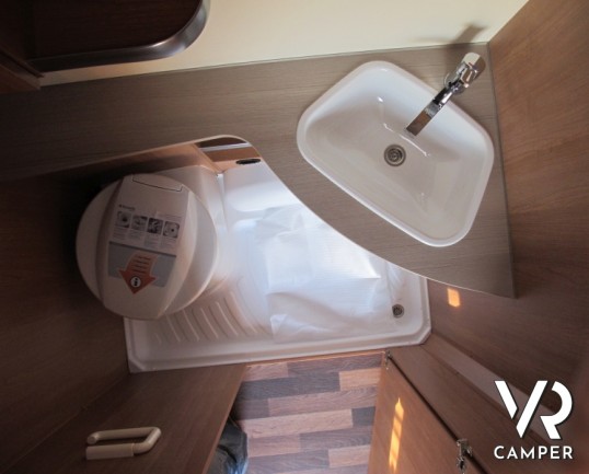 Knaus Sport 500 QDK: caravan nuova 6 posti, leggera per il traino con letti a castello, dinette e letto matrimoniale. Attrezzata con boiler e stufa