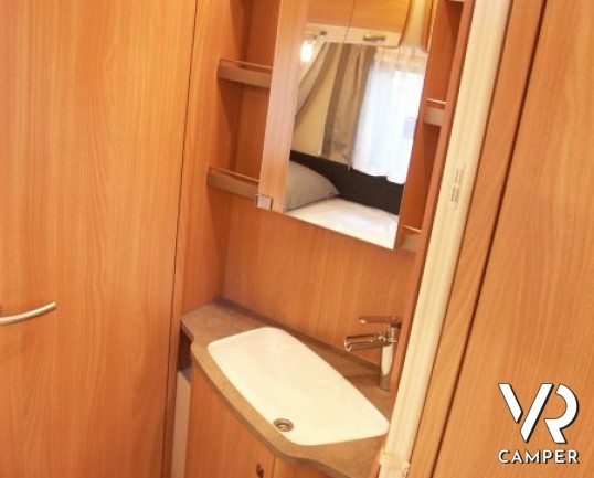 Knaus Sudwind 450 FU Silver Selection. elegantissima e luminosa caravan Knaus nuova a Torino con letto alla francese, dinette a ferro di cavallo.