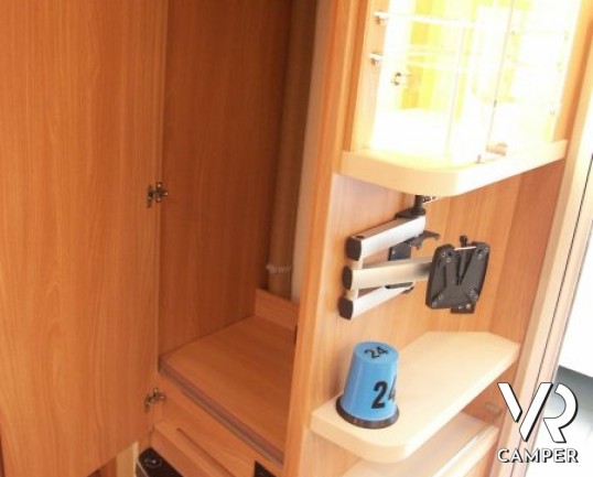 Knaus Sudwind 450 FU Silver Selection. elegantissima e luminosa caravan Knaus nuova a Torino con letto alla francese, dinette a ferro di cavallo.