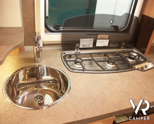 Knaus Sudwind 450 FU Silver Selection. elegantissima e luminosa caravan Knaus nuova a Torino con letto alla francese, dinette a ferro di cavallo.