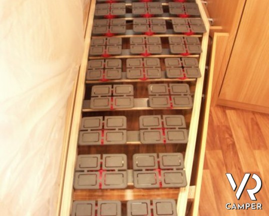 Knaus Sudwind 450 FU Silver Selection. elegantissima e luminosa caravan Knaus nuova a Torino con letto alla francese, dinette a ferro di cavallo.