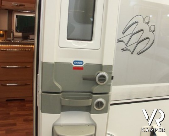 Knaus Sudwind 450 FU Silver Selection. elegantissima e luminosa caravan Knaus nuova a Torino con letto alla francese, dinette a ferro di cavallo.